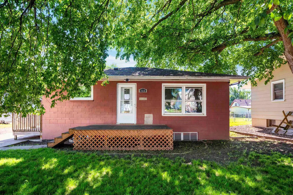 1515 1st St SE, Minot, ND 58701 - #1