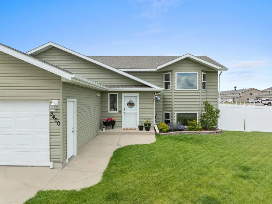 3400 15TH ST SE, Minot, ND 58701 - #2
