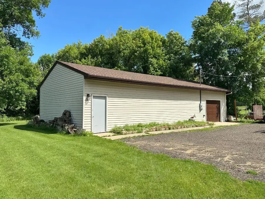 2220 73rd St NW, Minot, ND 58703-0000 - #2