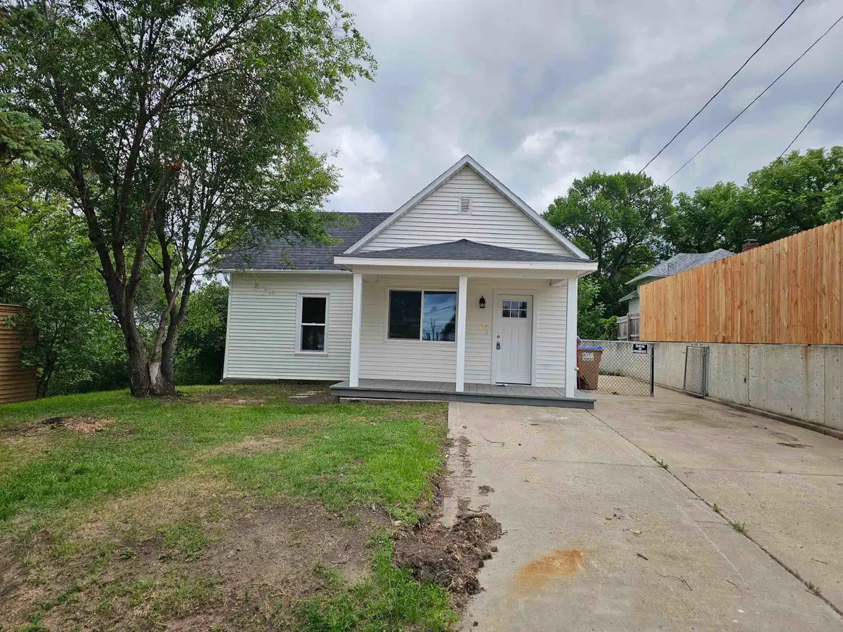 607 1st st SE, Minot, ND 58701 - #1