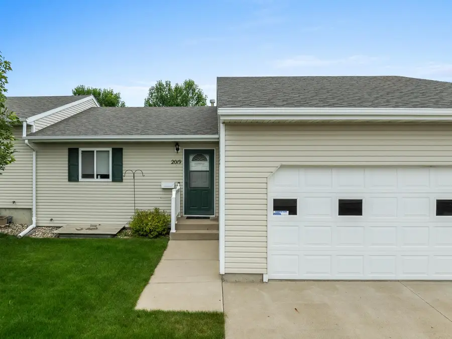 2019 13th St NW, Minot, ND 58703 - #2