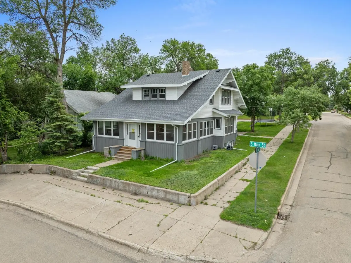 621 Main St S, Minot, ND 58701 - #1