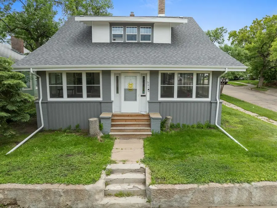 621 Main St S, Minot, ND 58701 - #2
