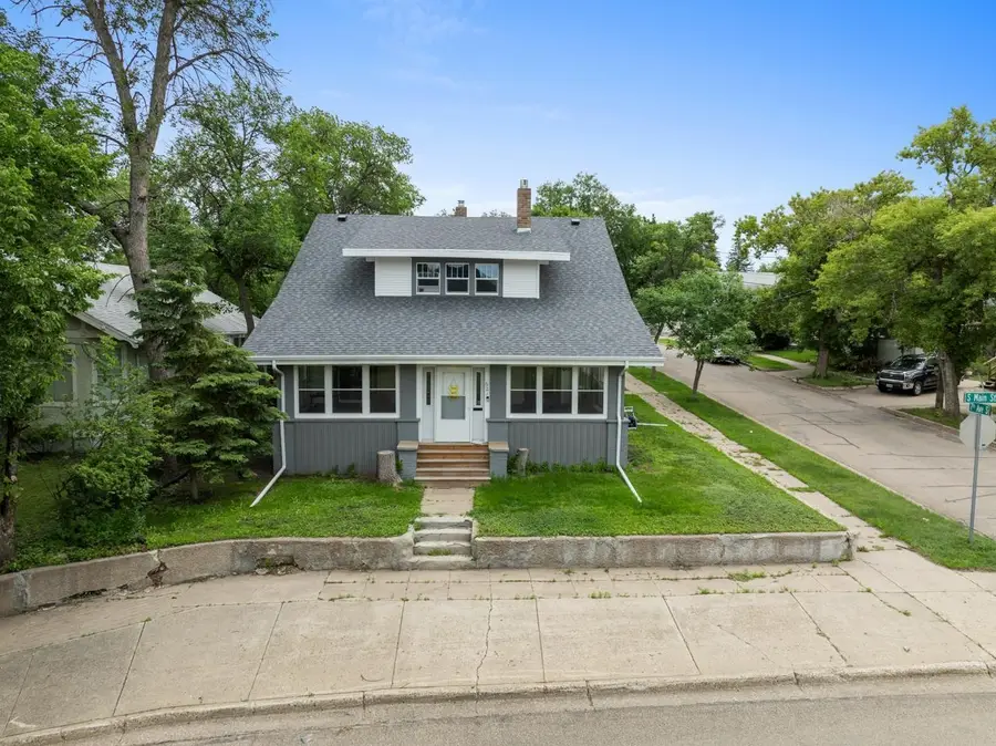 621 Main St S, Minot, ND 58701 - #3