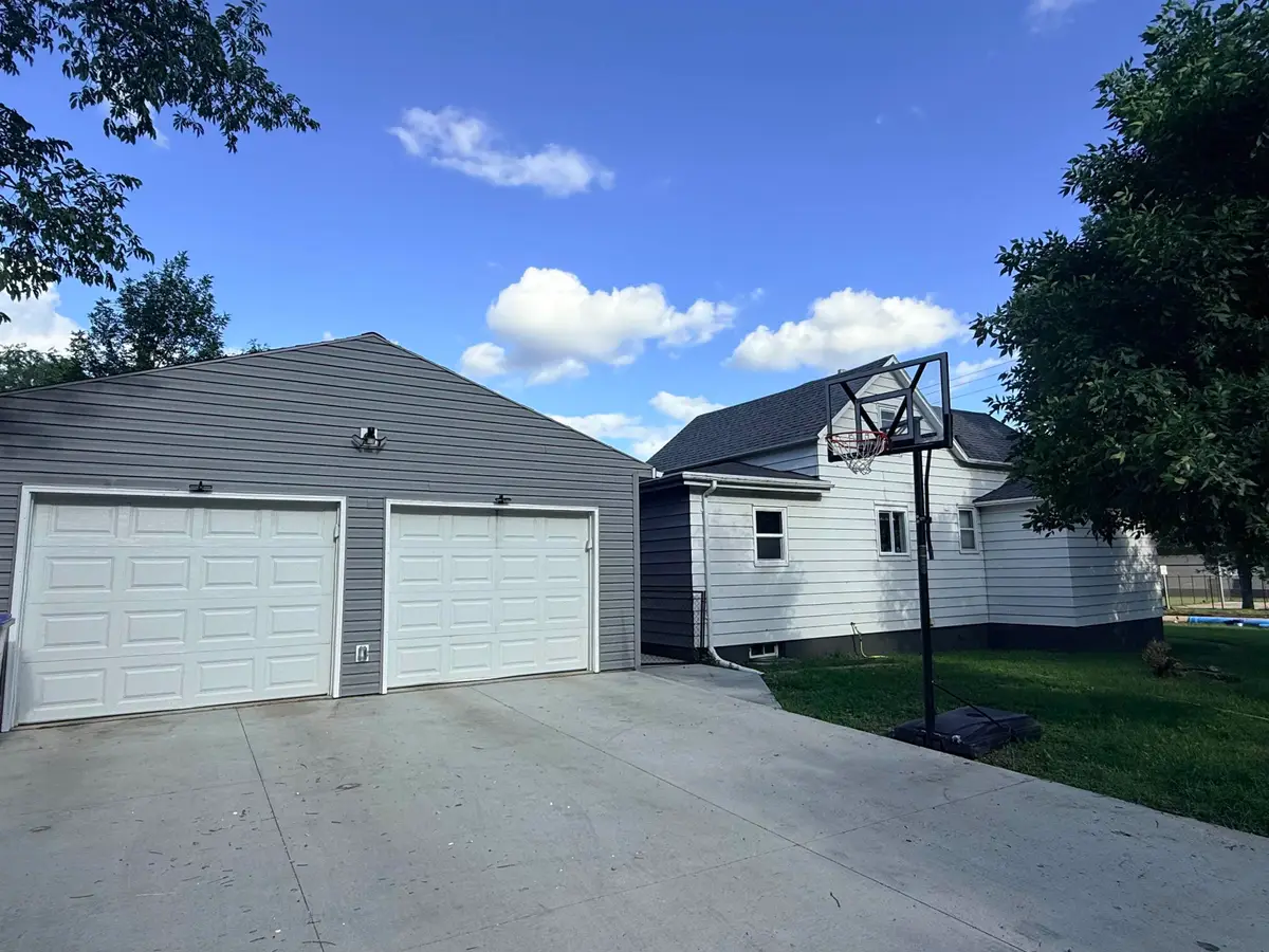 1418 11TH AVE NW, Minot, ND 58703 - #1