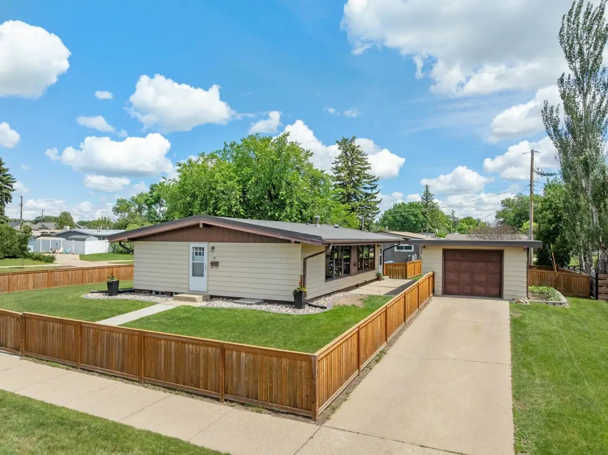 101 28th St SW, Minot, ND 58701 - #1