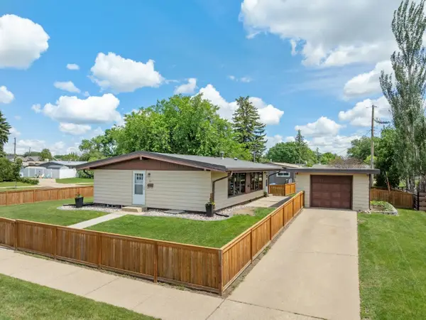 101 28th St SW, Minot, ND 58701