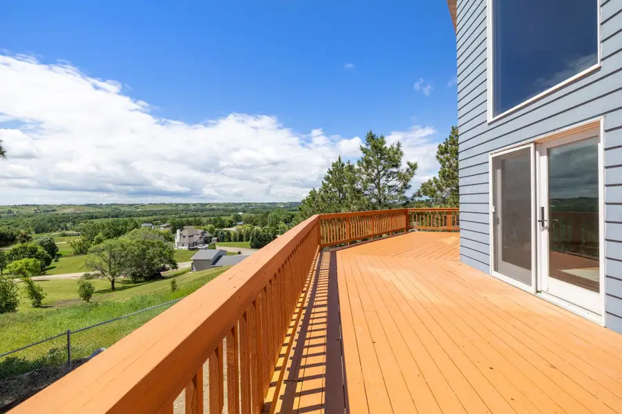 40 Rolling Hills Dr NW, Minot, ND 58703 - #2