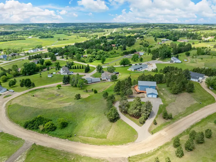 40 Rolling Hills Dr NW, Minot, ND 58703 - #3