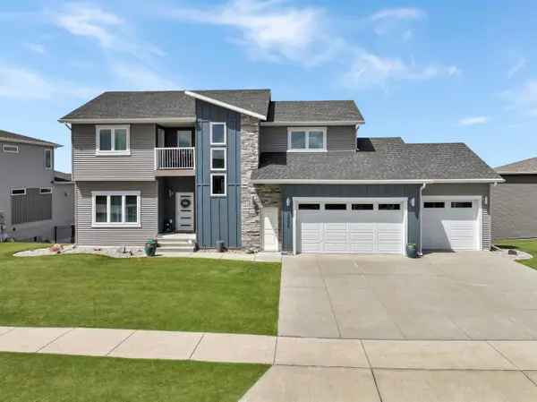 3906 Lone Peak Drive, Bismarck, ND 58503