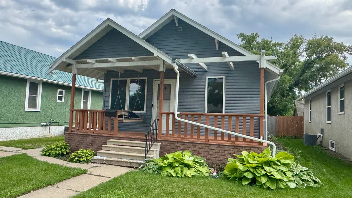 1019 7th Ave NW, Minot, ND 58703 - #1