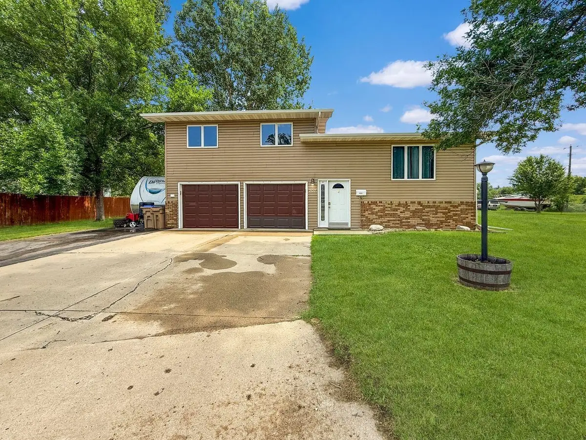 207 13th St SW, Minot, ND 58701 - #1