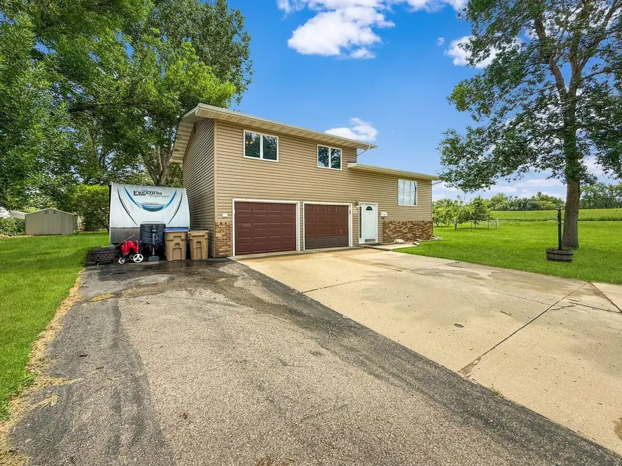 207 13th St SW, Minot, ND 58701 - #2