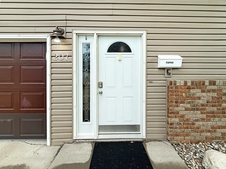 207 13th St SW, Minot, ND 58701 - #3