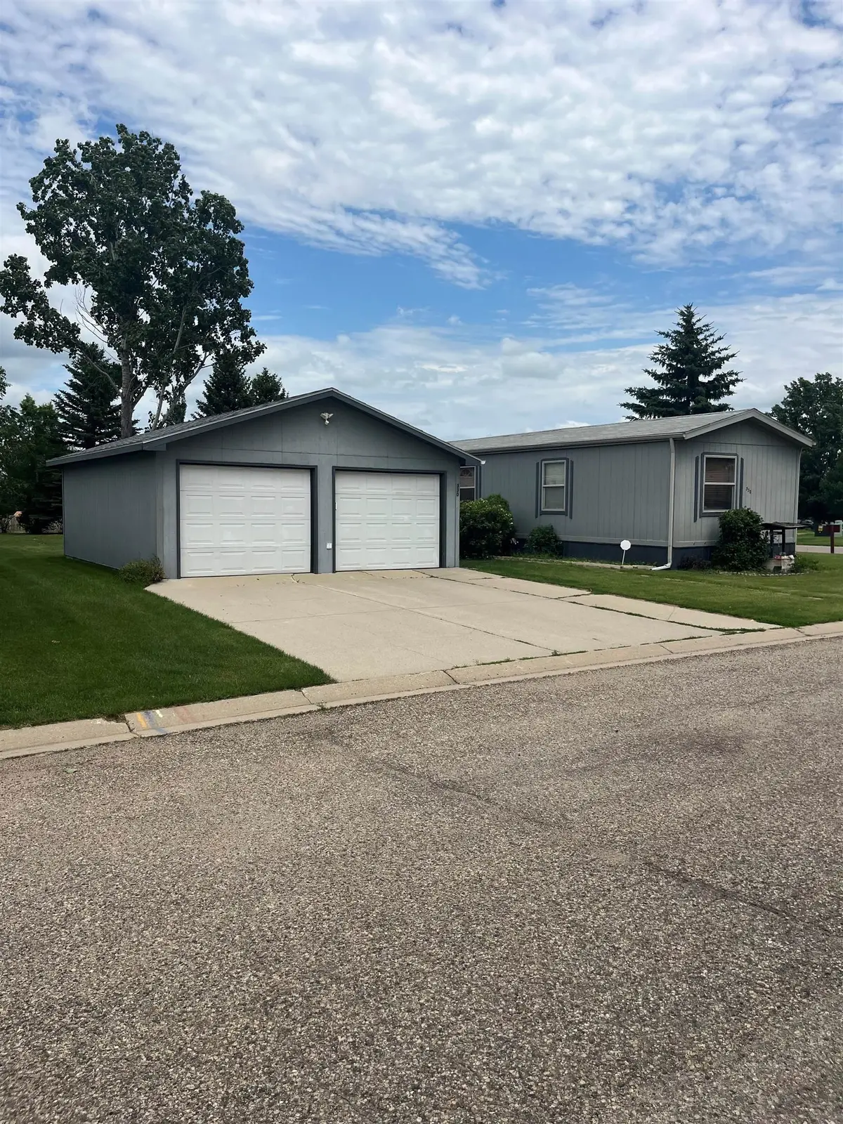 800 SE 31st Ave, Minot, ND 58701 - #1