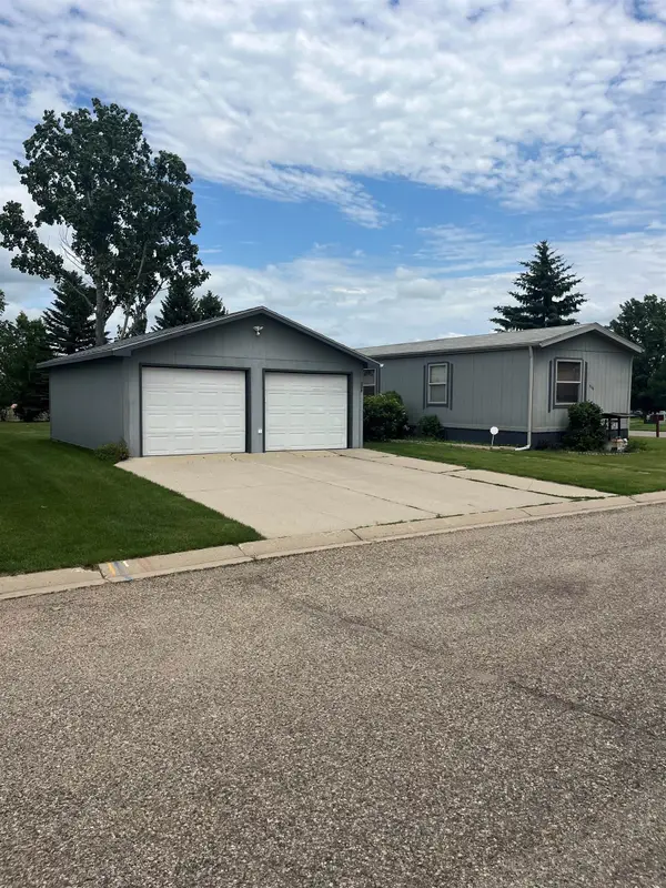 800 SE 31st Ave, Minot, ND 58701