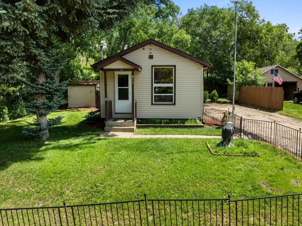 811 Hiawatha St, Minot, ND 58701 - #1