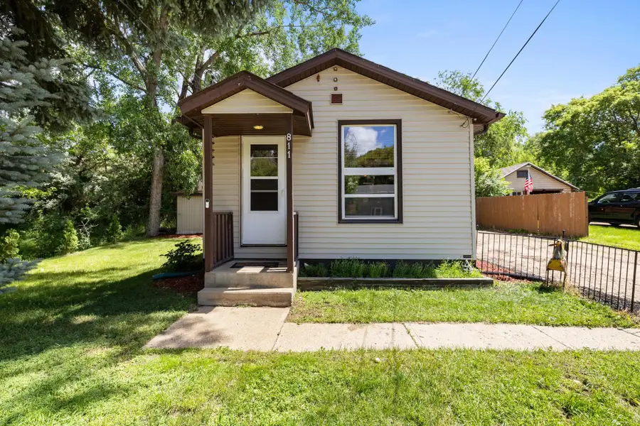 811 Hiawatha St, Minot, ND 58701 - #2