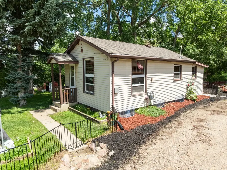 811 Hiawatha St, Minot, ND 58701 - #3