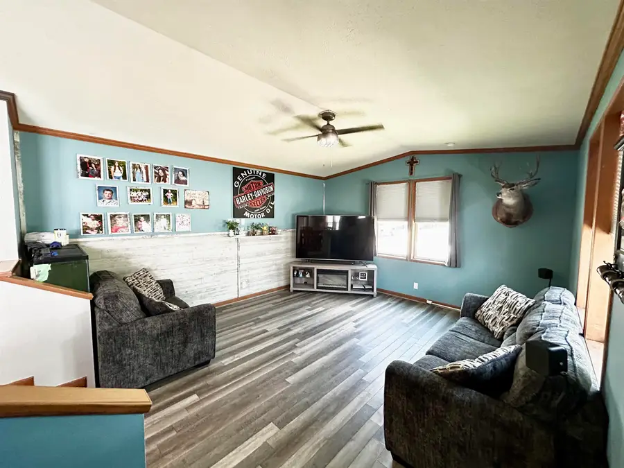 406 31ST AVE SE, Minot, ND 58701 - #2