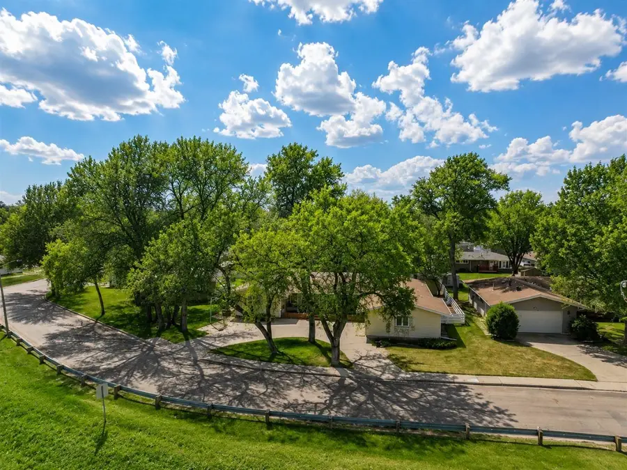 429 Cedon Dr, Minot, ND 58703 - #2