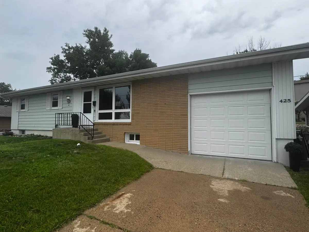 425 11th Ave NE, Minot, ND 58703 - #1