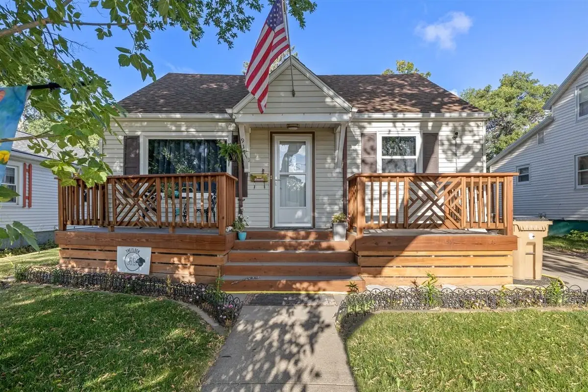 915 11 St NW, Minot, ND 58703 - #1