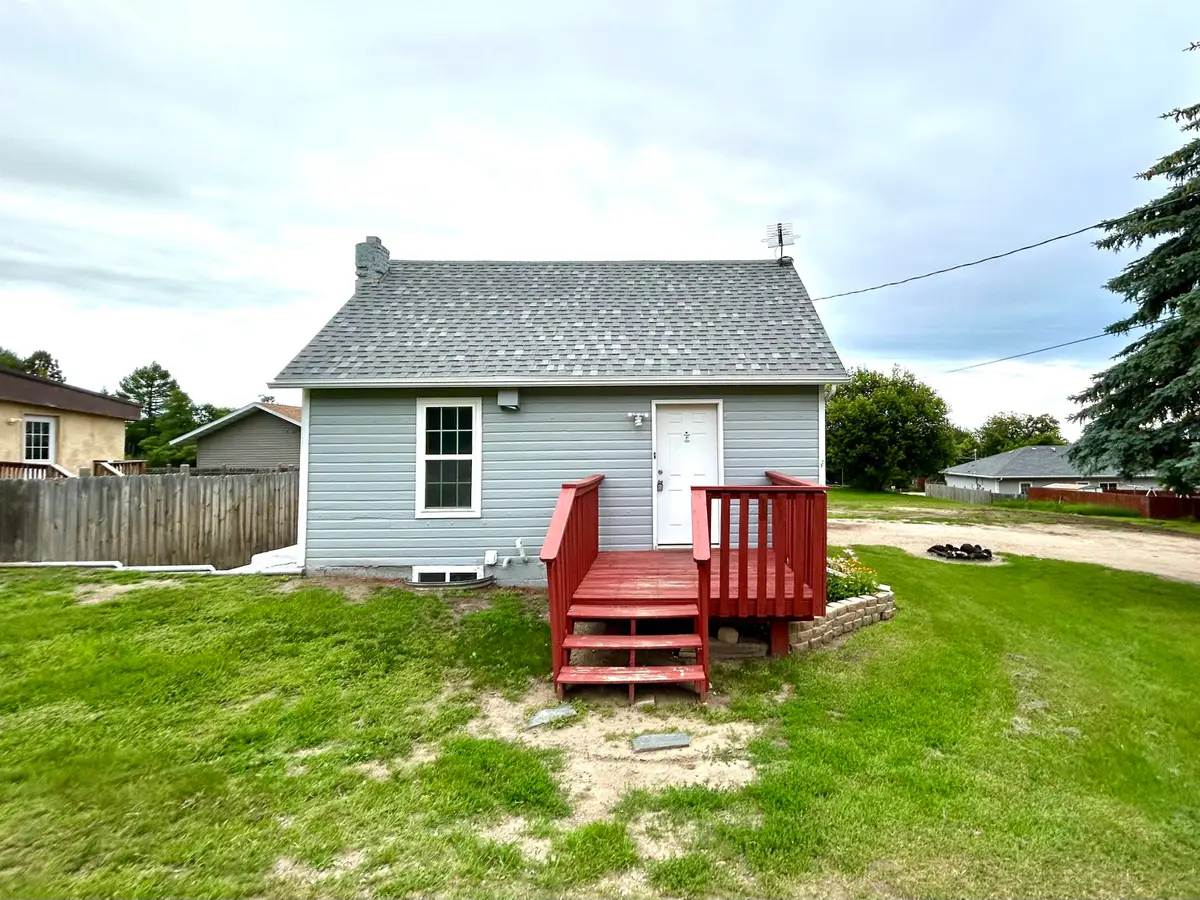 811 Arbor Ave SE, Minot, ND 58701 - #1