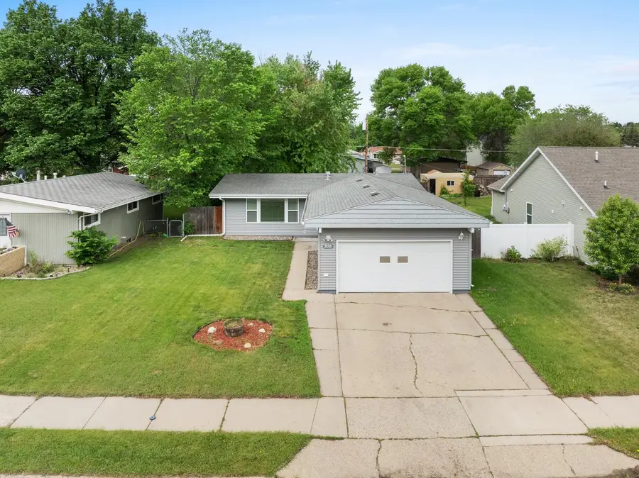 305 18TH ST NW, Minot, ND 58703 - #2