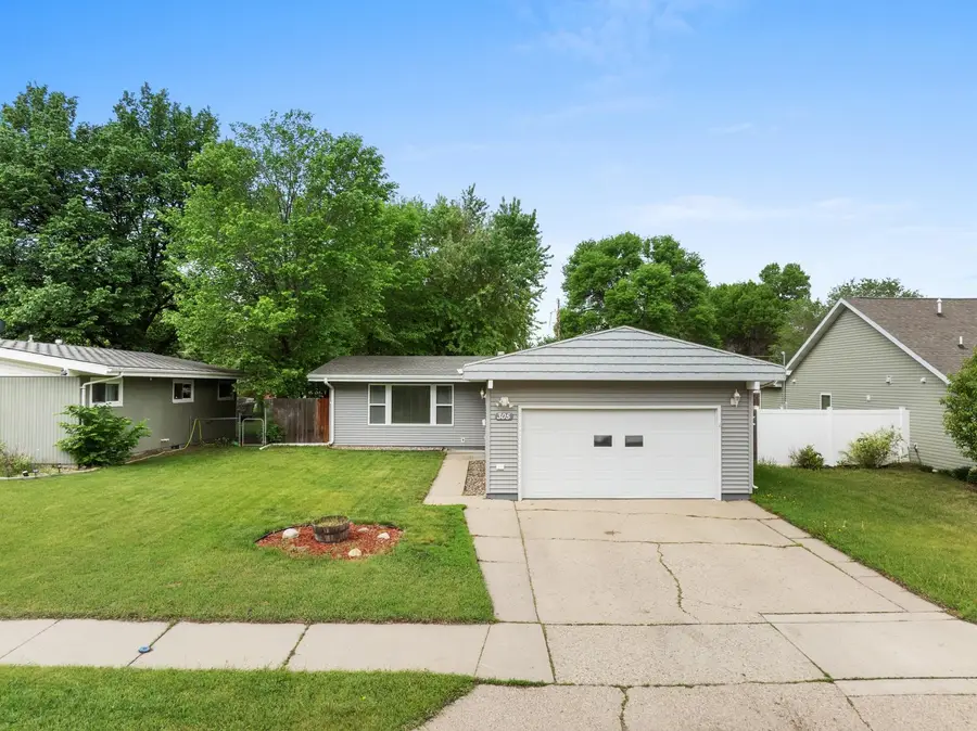 305 18TH ST NW, Minot, ND 58703 - #3