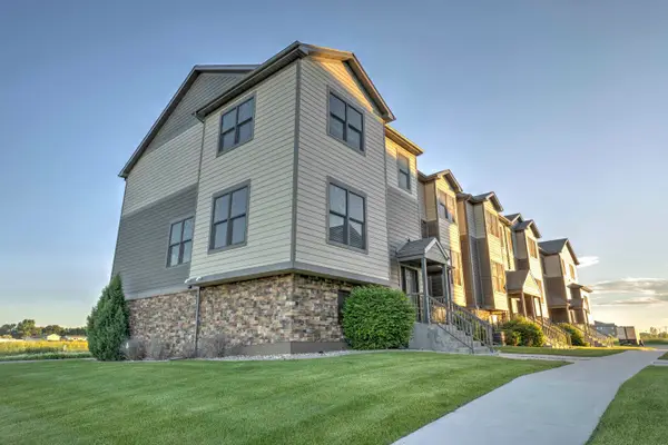 2935 8th St NW, Minot, ND 58703