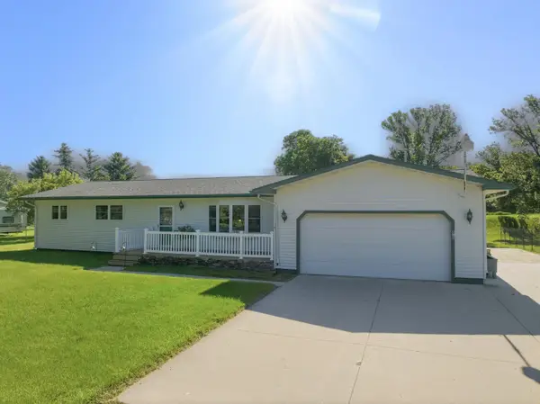 810 65th St NW, Minot, ND 58703
