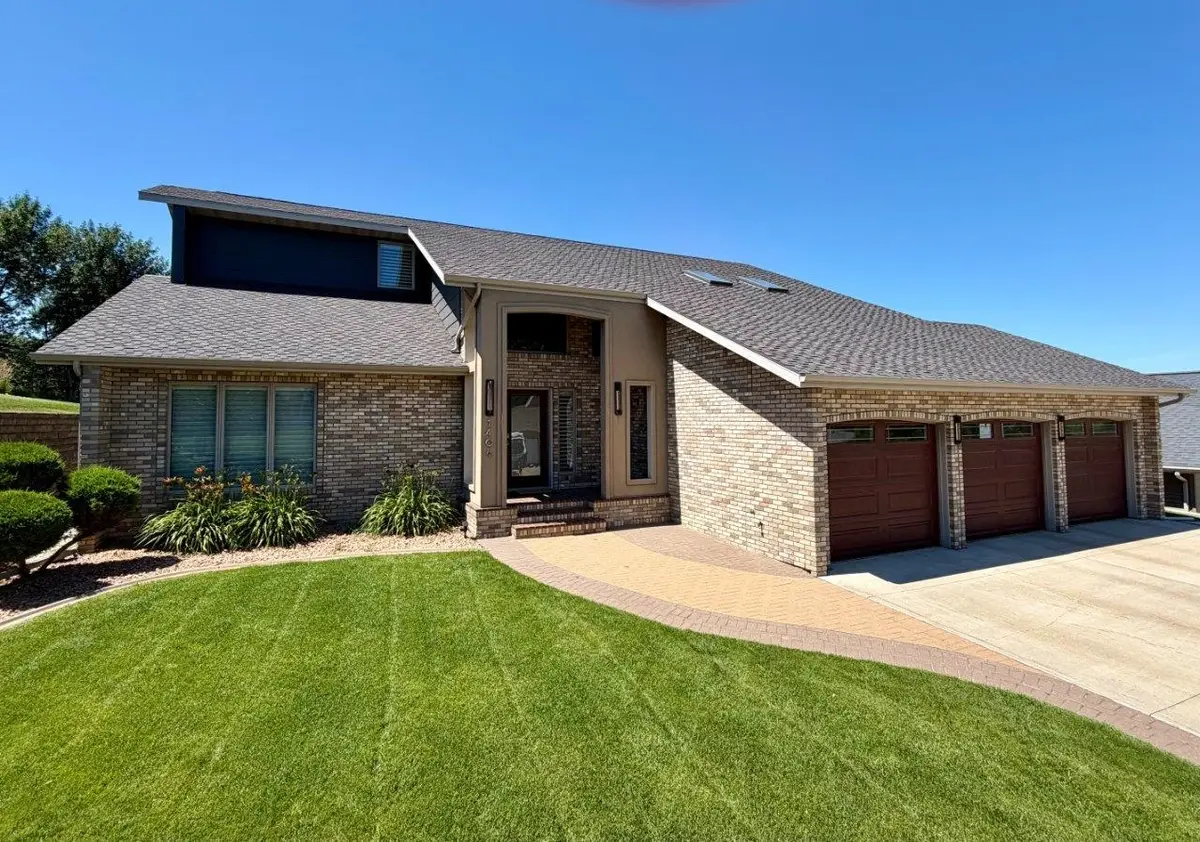 1408 12th St SW, Minot, ND 58701 - #1