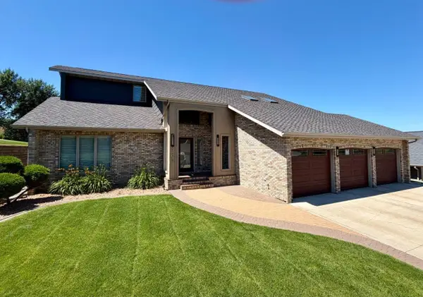 1408 12th St SW, Minot, ND 58701