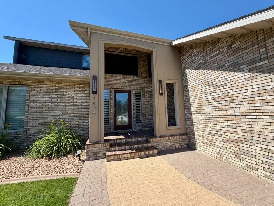 1408 12th St SW, Minot, ND 58701 - #2