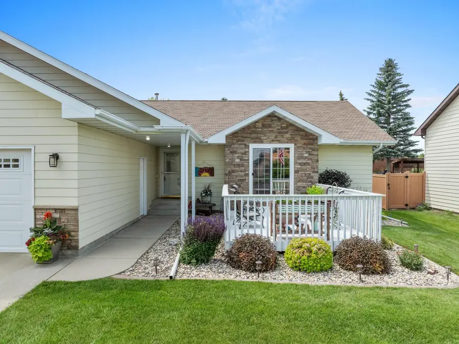 3212 11th St SW, Minot, ND 58701 - #3