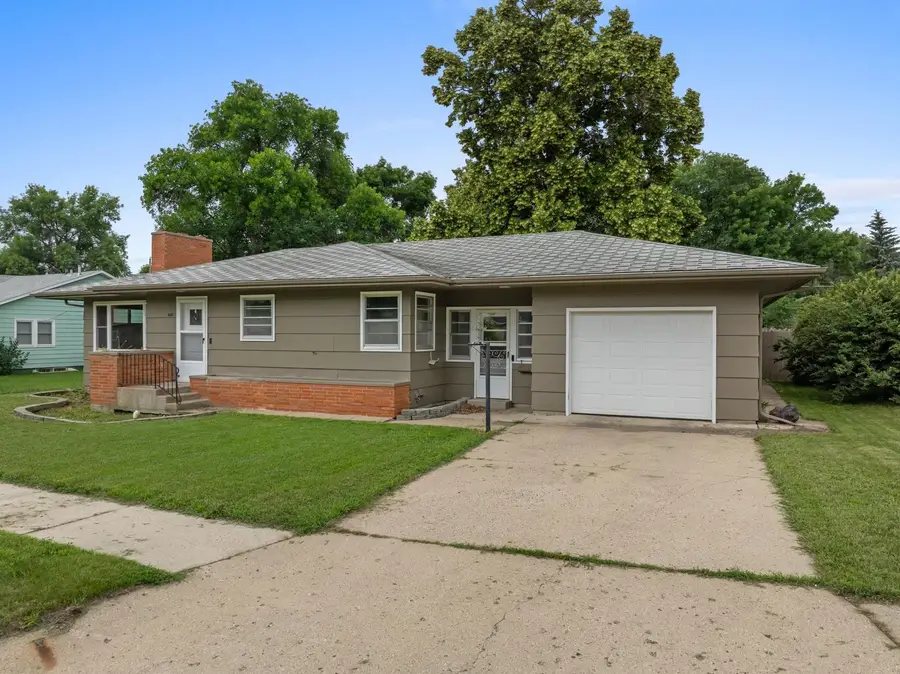 437 20th St NW, Minot, ND 58703 - #2