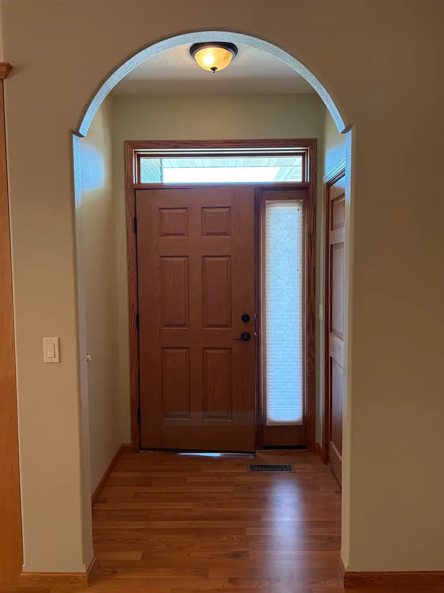 909 Sycamore Ave SE, Minot, ND 58701 - #2