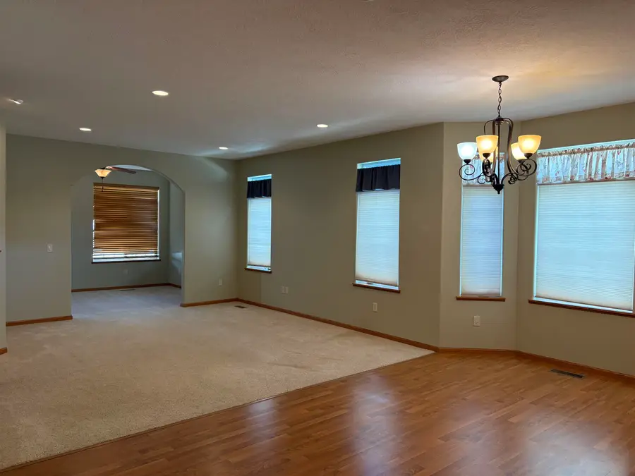 909 Sycamore Ave SE, Minot, ND 58701 - #3