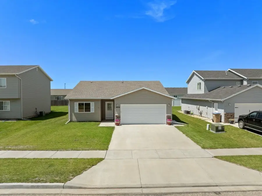 3209 Kodiak St NW, Minot, ND 58703 - #3