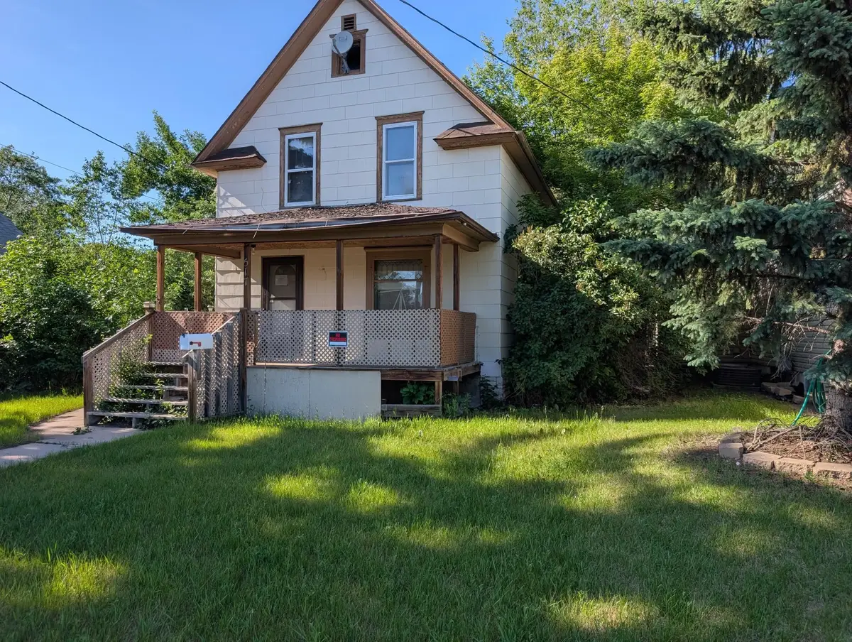 517 NE 9th Ave, Minot, ND 58703-0000 - #1