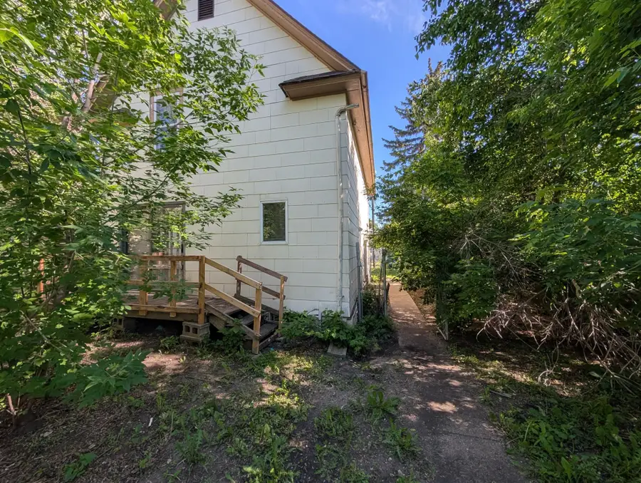 517 NE 9th Ave, Minot, ND 58703-0000 - #3