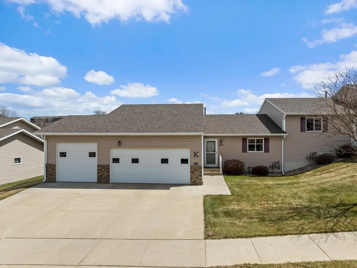 1621 Foothills Rd SW, Minot, ND 58701 - #1