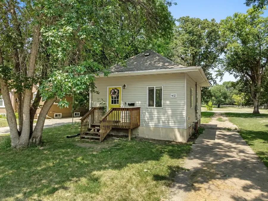 902 4TH AVE NW, Minot, ND 58703 - #2