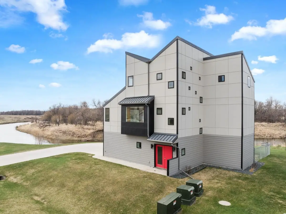 1800 Rivers Edge Dr SE, Minot, ND 58701 - #1