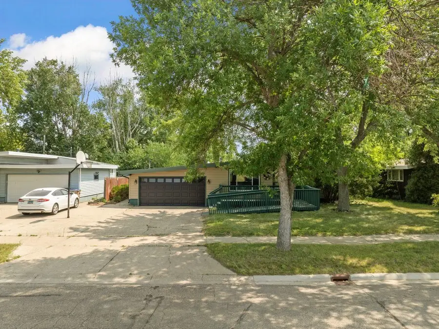 2512 6th St NW, Minot, ND 58703 - #2