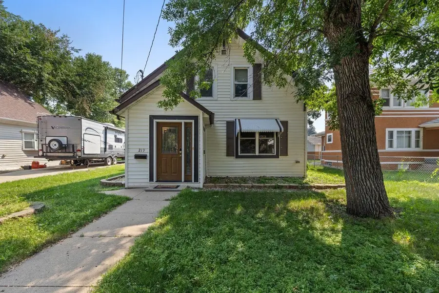 219 8th St SE, Minot, ND 58701 - #2