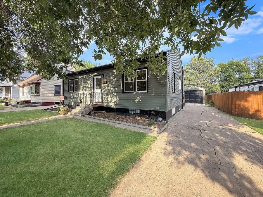 212 18th St. NW, Minot, ND 58703 - #2