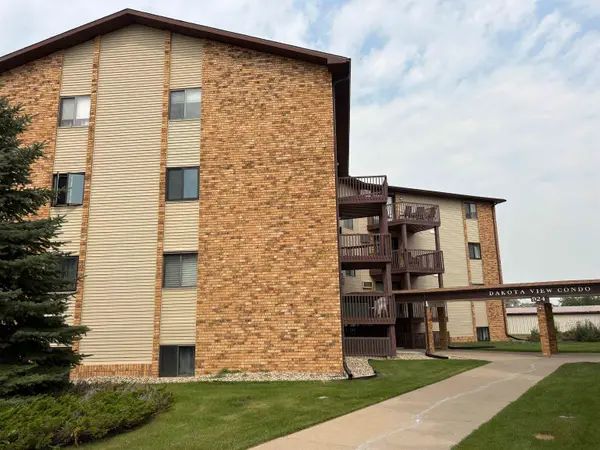 924A 28th Ave SW, Minot, ND 58701