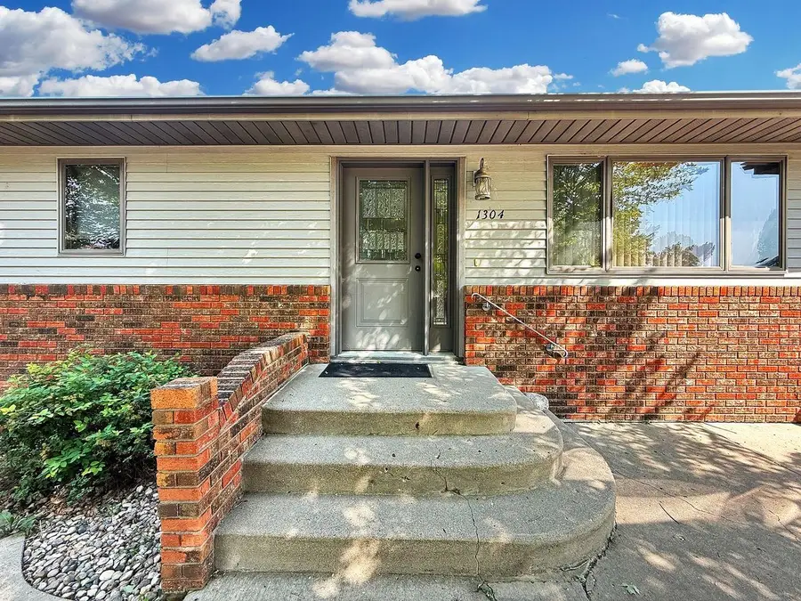1304 2nd Ave SW, Minot, ND 58701 - #2